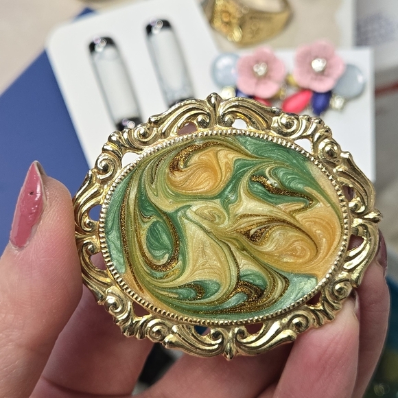 Vintage Gold Tone and Green Enamel Artwork  Swirl Brooch - Picture 9 of 17